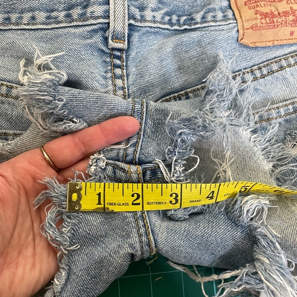 LEVIS cut off denim shorts - Picture 7 of 8